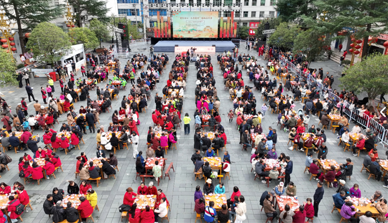 重阳情暖国心城 千...